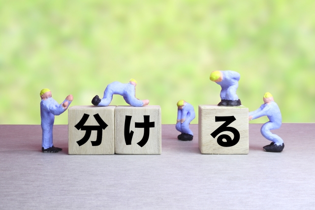 分ける作業をする小さな人形たち