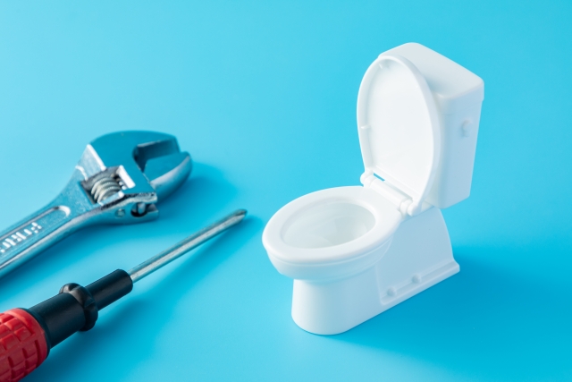 トイレ修理用具とミニチュア便器
